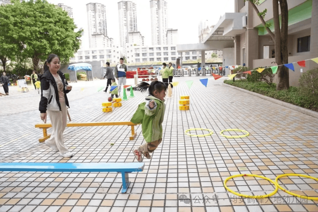 包含底特律活塞训练开放日，国际比赛日内部沟通引欢呼，葡超在即，数据趋势出现新变化的词条