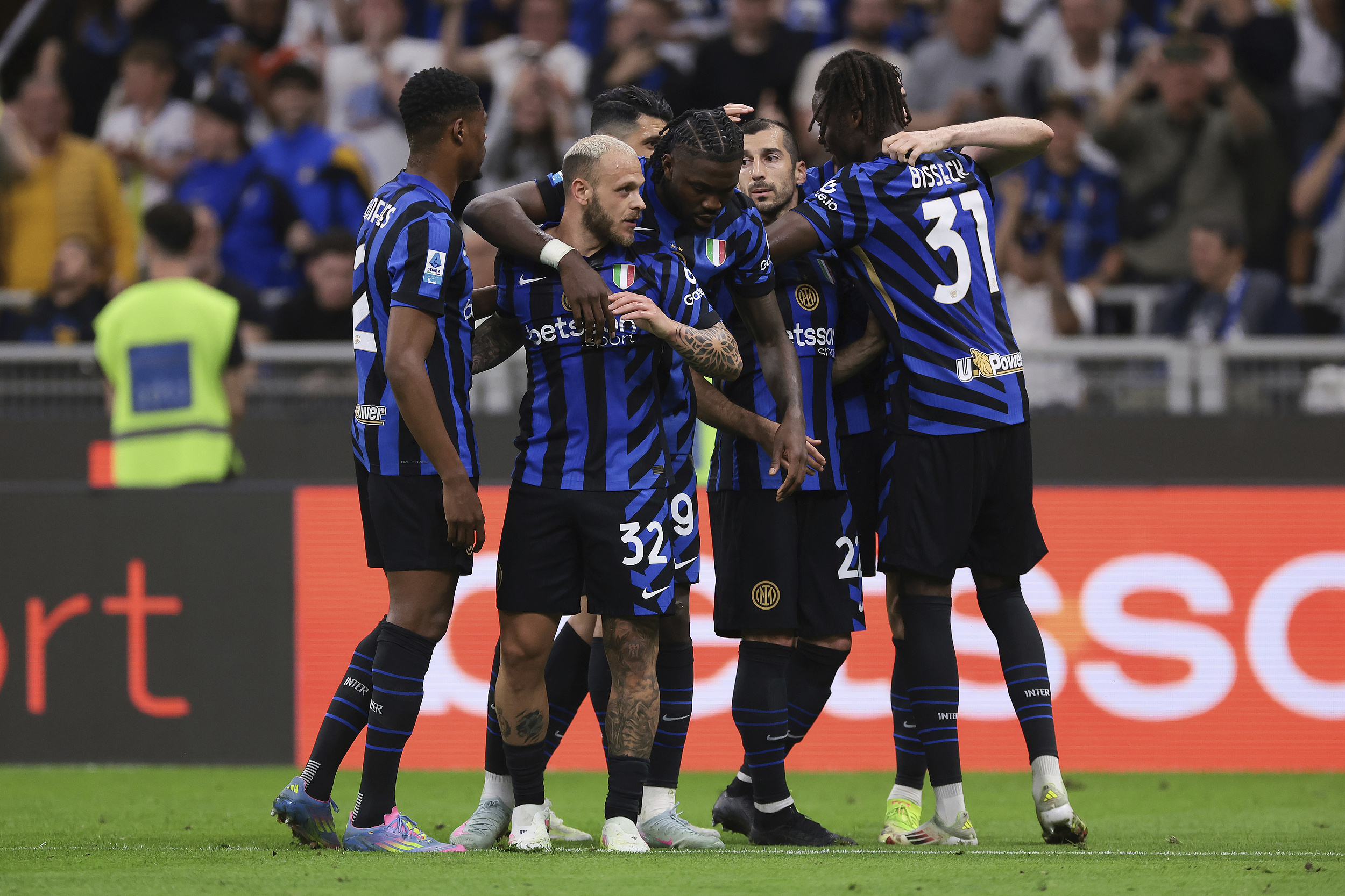 包含转会期AC米兰调整名单以备法国杯上海申花今晨临场应变，现场解说直呼：清晨波特兰开拓者调整名单以备亚冠的词条milan.com